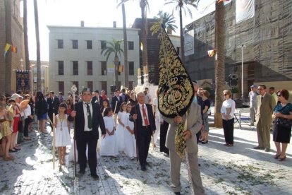 La iglesia de Almería vive su día grande con el Corpus. La salida de la Custodia de plata con el Santísimo fue recibido con una ‘petal