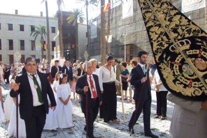 La iglesia de Almería vive su día grande con el Corpus. La salida de la Custodia de plata con el Santísimo fue recibido con una ‘petal