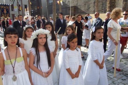 La iglesia de Almería vive su día grande con el Corpus. La salida de la Custodia de plata con el Santísimo fue recibido con una ‘petal