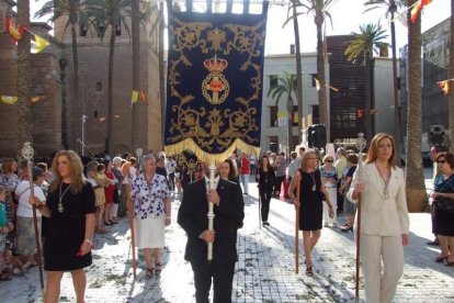 La iglesia de Almería vive su día grande con el Corpus. La salida de la Custodia de plata con el Santísimo fue recibido con una ‘petal