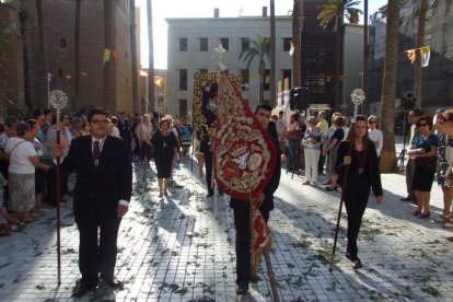 La iglesia de Almería vive su día grande con el Corpus. La salida de la Custodia de plata con el Santísimo fue recibido con una ‘petal