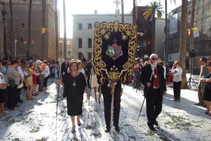La iglesia de Almería vive su día grande con el Corpus. La salida de la Custodia de plata con el Santísimo fue recibido con una ‘petal