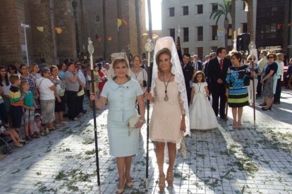 La iglesia de Almería vive su día grande con el Corpus. La salida de la Custodia de plata con el Santísimo fue recibido con una ‘petal