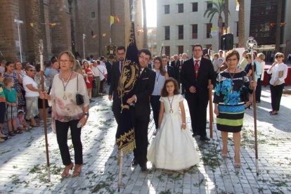 La iglesia de Almería vive su día grande con el Corpus. La salida de la Custodia de plata con el Santísimo fue recibido con una ‘petal