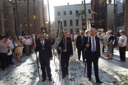 La iglesia de Almería vive su día grande con el Corpus. La salida de la Custodia de plata con el Santísimo fue recibido con una ‘petal