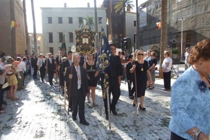 La iglesia de Almería vive su día grande con el Corpus. La salida de la Custodia de plata con el Santísimo fue recibido con una ‘petal