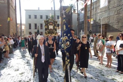 La iglesia de Almería vive su día grande con el Corpus. La salida de la Custodia de plata con el Santísimo fue recibido con una ‘petal