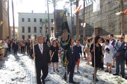 La iglesia de Almería vive su día grande con el Corpus. La salida de la Custodia de plata con el Santísimo fue recibido con una ‘petal