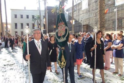 La iglesia de Almería vive su día grande con el Corpus. La salida de la Custodia de plata con el Santísimo fue recibido con una ‘petal