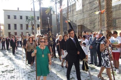 La iglesia de Almería vive su día grande con el Corpus. La salida de la Custodia de plata con el Santísimo fue recibido con una ‘petal