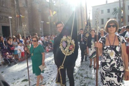 La iglesia de Almería vive su día grande con el Corpus. La salida de la Custodia de plata con el Santísimo fue recibido con una ‘petal