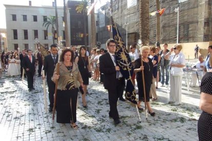 La iglesia de Almería vive su día grande con el Corpus. La salida de la Custodia de plata con el Santísimo fue recibido con una ‘petal