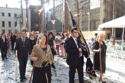 La iglesia de Almería vive su día grande con el Corpus. La salida de la Custodia de plata con el Santísimo fue recibido con una ‘petal