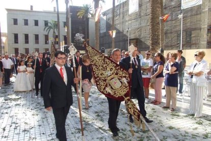 La iglesia de Almería vive su día grande con el Corpus. La salida de la Custodia de plata con el Santísimo fue recibido con una ‘petal