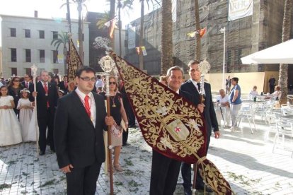 La iglesia de Almería vive su día grande con el Corpus. La salida de la Custodia de plata con el Santísimo fue recibido con una ‘petal
