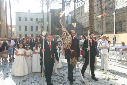 La iglesia de Almería vive su día grande con el Corpus. La salida de la Custodia de plata con el Santísimo fue recibido con una ‘petal