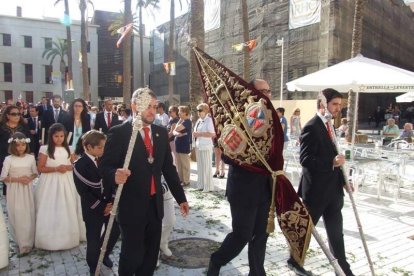 La iglesia de Almería vive su día grande con el Corpus. La salida de la Custodia de plata con el Santísimo fue recibido con una ‘petal
