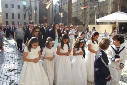 La iglesia de Almería vive su día grande con el Corpus. La salida de la Custodia de plata con el Santísimo fue recibido con una ‘petal