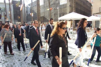 La iglesia de Almería vive su día grande con el Corpus. La salida de la Custodia de plata con el Santísimo fue recibido con una ‘petal