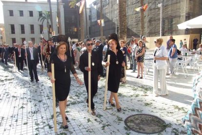 La iglesia de Almería vive su día grande con el Corpus. La salida de la Custodia de plata con el Santísimo fue recibido con una ‘petal