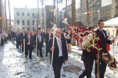 La iglesia de Almería vive su día grande con el Corpus. La salida de la Custodia de plata con el Santísimo fue recibido con una ‘petal