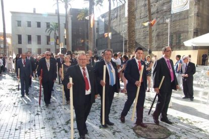 La iglesia de Almería vive su día grande con el Corpus. La salida de la Custodia de plata con el Santísimo fue recibido con una ‘petal