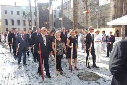 La iglesia de Almería vive su día grande con el Corpus. La salida de la Custodia de plata con el Santísimo fue recibido con una ‘petal