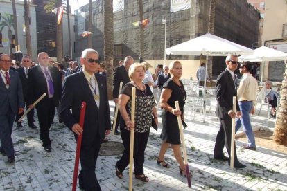 La iglesia de Almería vive su día grande con el Corpus. La salida de la Custodia de plata con el Santísimo fue recibido con una ‘petal