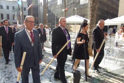 La iglesia de Almería vive su día grande con el Corpus. La salida de la Custodia de plata con el Santísimo fue recibido con una ‘petal