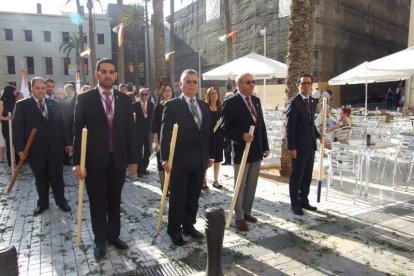 La iglesia de Almería vive su día grande con el Corpus. La salida de la Custodia de plata con el Santísimo fue recibido con una ‘petal