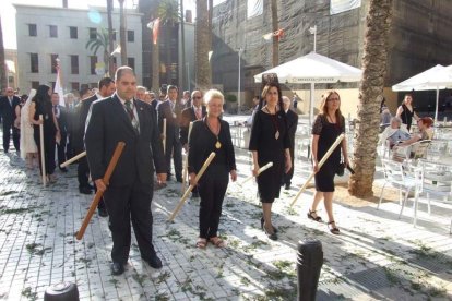 La iglesia de Almería vive su día grande con el Corpus. La salida de la Custodia de plata con el Santísimo fue recibido con una ‘petal