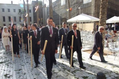 La iglesia de Almería vive su día grande con el Corpus. La salida de la Custodia de plata con el Santísimo fue recibido con una ‘petal