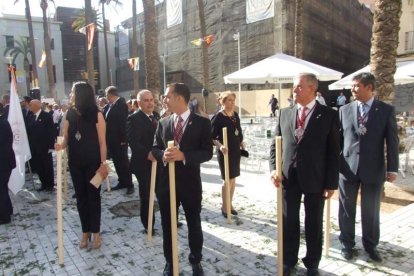 La iglesia de Almería vive su día grande con el Corpus. La salida de la Custodia de plata con el Santísimo fue recibido con una ‘petal
