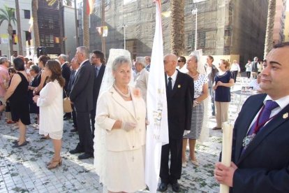 La iglesia de Almería vive su día grande con el Corpus. La salida de la Custodia de plata con el Santísimo fue recibido con una ‘petal