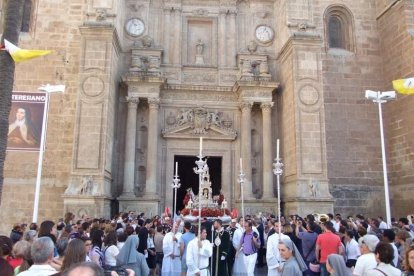 La iglesia de Almería vive su día grande con el Corpus. La salida de la Custodia de plata con el Santísimo fue recibido con una ‘petal