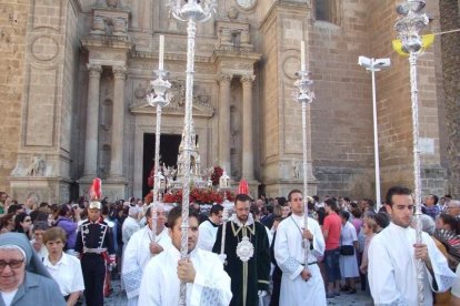 La iglesia de Almería vive su día grande con el Corpus. La salida de la Custodia de plata con el Santísimo fue recibido con una ‘petal