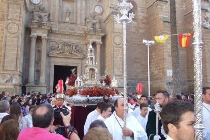 La iglesia de Almería vive su día grande con el Corpus. La salida de la Custodia de plata con el Santísimo fue recibido con una ‘petal