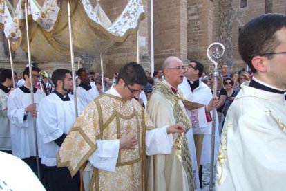 La iglesia de Almería vive su día grande con el Corpus. La salida de la Custodia de plata con el Santísimo fue recibido con una ‘petal