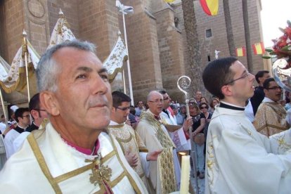 La iglesia de Almería vive su día grande con el Corpus. La salida de la Custodia de plata con el Santísimo fue recibido con una ‘petal