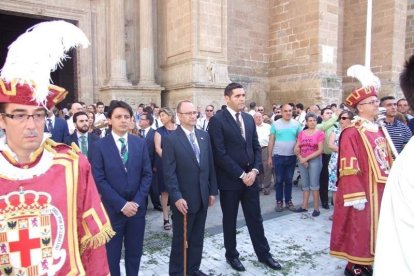 La iglesia de Almería vive su día grande con el Corpus. La salida de la Custodia de plata con el Santísimo fue recibido con una ‘petal