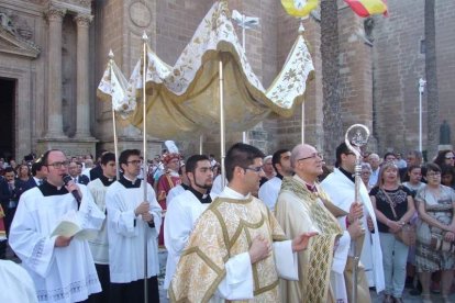 La iglesia de Almería vive su día grande con el Corpus. La salida de la Custodia de plata con el Santísimo fue recibido con una ‘petal