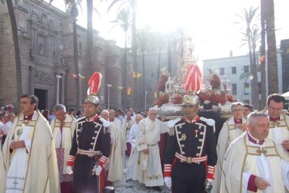 La iglesia de Almería vive su día grande con el Corpus. La salida de la Custodia de plata con el Santísimo fue recibido con una ‘petal