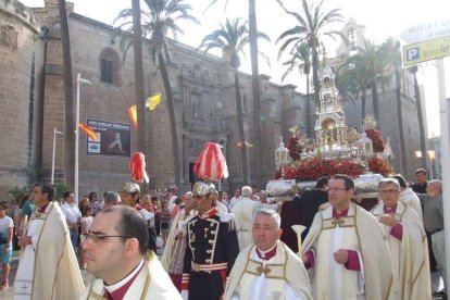 La iglesia de Almería vive su día grande con el Corpus. La salida de la Custodia de plata con el Santísimo fue recibido con una ‘petal