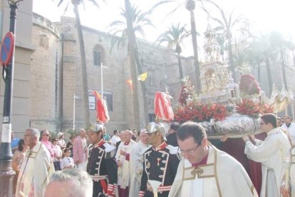La iglesia de Almería vive su día grande con el Corpus. La salida de la Custodia de plata con el Santísimo fue recibido con una ‘petal