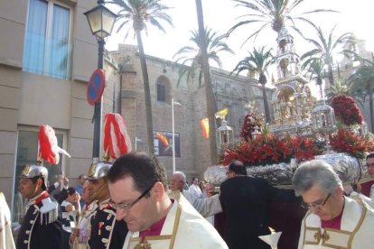 La iglesia de Almería vive su día grande con el Corpus. La salida de la Custodia de plata con el Santísimo fue recibido con una ‘petal
