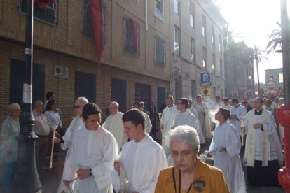 La iglesia de Almería vive su día grande con el Corpus. La salida de la Custodia de plata con el Santísimo fue recibido con una ‘petal