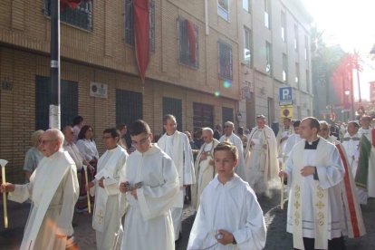 La iglesia de Almería vive su día grande con el Corpus. La salida de la Custodia de plata con el Santísimo fue recibido con una ‘petal