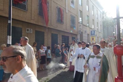 La iglesia de Almería vive su día grande con el Corpus. La salida de la Custodia de plata con el Santísimo fue recibido con una ‘petal