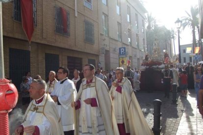 La iglesia de Almería vive su día grande con el Corpus. La salida de la Custodia de plata con el Santísimo fue recibido con una ‘petal