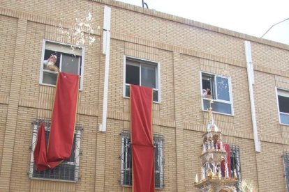 La iglesia de Almería vive su día grande con el Corpus. La salida de la Custodia de plata con el Santísimo fue recibido con una ‘petal
